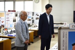 図書館内の企画展示を見学する画像