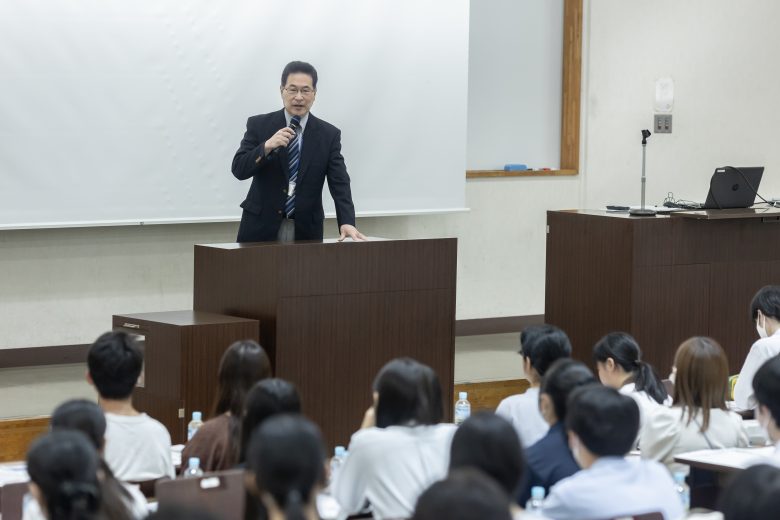 全体会にて歓迎挨拶を述べる山浦裕幸千葉経済大学副学長