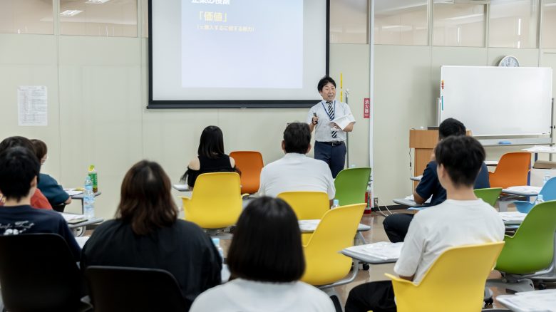 リピータープログラムを担当する仁平晶文経営学科長